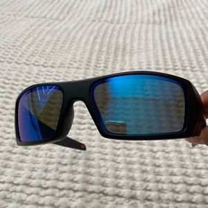 Mens polarized, matte black, Oakley Gascans in great condition